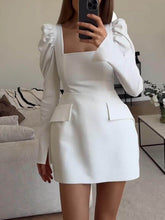 Elegantes und schmal geschnittenes Minikleid mit plissierten Hammelkeulenärmeln und quadratischem Ausschnitt